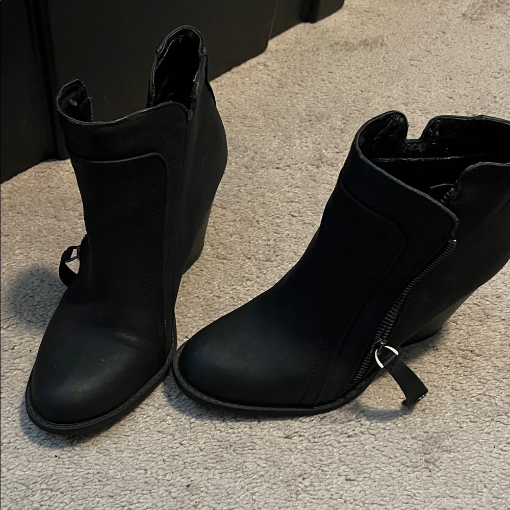 Daisy Fuentes Elegant Black Ankle Boots